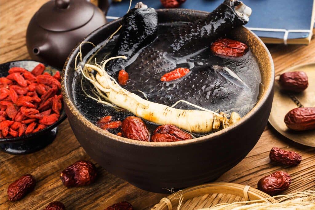用于中国禁闭室的乌鸡药膳汤
